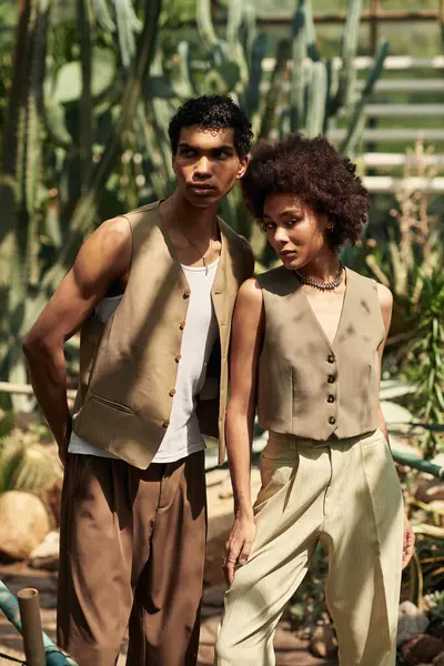 Bir çift, canlı bitkilerle çevrili sakin bir serada sevgi dolu bir anı paylaşıyor..