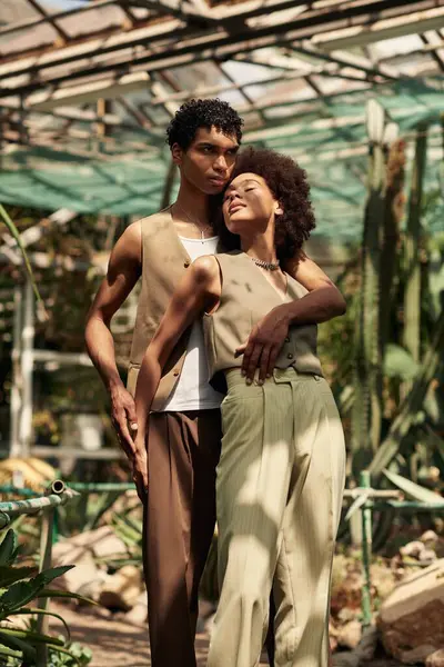 Serada, bereketli bitkiler ve doğal güzelliklerle çevrili sevgi dolu bir çift kucaklaşır..