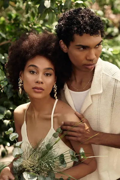 Genç bir çift, yemyeşil bitkilerin ve dingin yeşilliklerin arasında sevgisini ifade eder..