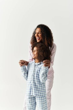 Pijamalı mutlu siyah anne ve kız.