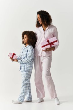 Stüdyoda hediyeleri olan neşeli Afrikalı Amerikalı anne ve kız