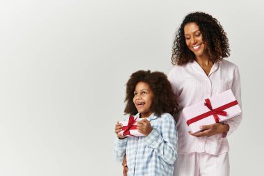 Aynı pijamaları giyen Afrikalı Amerikalı anne ve kız..