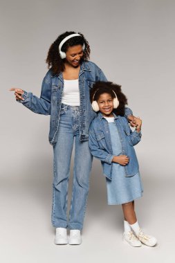 Stüdyo: Kot giyen siyah anne ve kız mutlu bir an paylaşıyor.