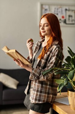 Büyüleyici bir hikaye okurken rahatlamanın tadını çıkaran genç bir kadın..