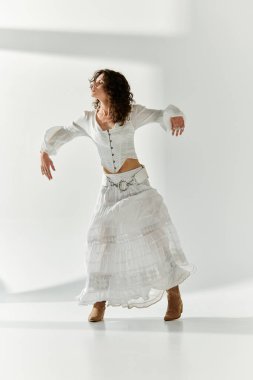 Hareketli genç bir kadın tarzını dinamik bir hareketle ışık dolu bir boşlukta ifade eder..