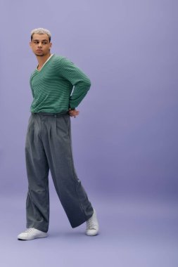 Genç siyahi bir adam, saç boyası ve modaya uygun kıyafetleriyle eşsiz tarzını sergiliyor..