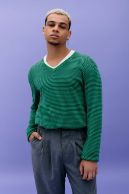 Moda kıyafetli genç bir Afrikalı Amerikalı kendine güvenen canlı bir stil sergiliyor..