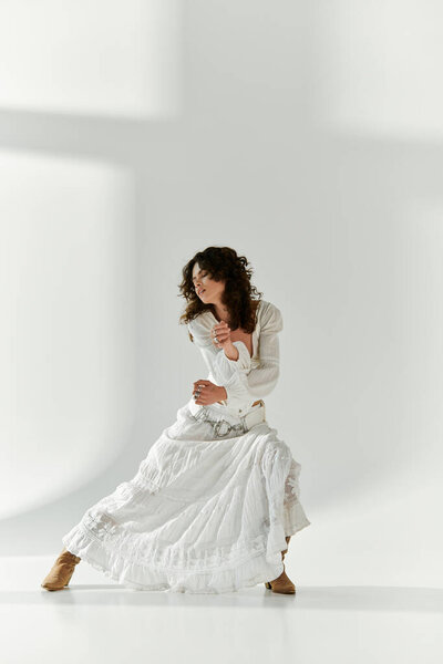 Изящная женщина в белом платье элегантно двигается в яркой комнате.