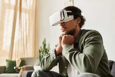 Yakışıklı genç adam, yumuşak ışıkla dolu rahat bir oturma odasında sanal gerçekliği keşfediyor..