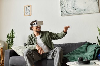 Evdeki genç adam sanal gerçekle iç içe, neşe ve coşku dolu bir zevk ifade ediyor..