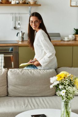 Genç bir kadının defterine mutlu bir şekilde gülümseyerek yazdığı gibi parlak ve rahat bir atmosfer boşluğu dolduruyor..