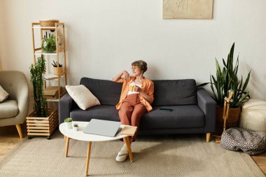 Sıcak bir içki içen rahat bir kadın evinde huzurlu bir anın tadını çıkarıyor..