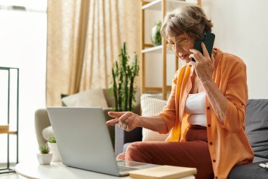 Rahat giyinen son sınıf öğrencisi bir kadın evde çalışırken diğerleriyle bağ kurar..