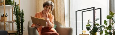 Yaşlı kadın en sevdiği kitapla rahat, bitki dolu bir salonda dinleniyor..