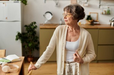 Samimi kadın evinde yansıyor, mekânında sıcaklığı ve huzuru somutlaştırıyor..