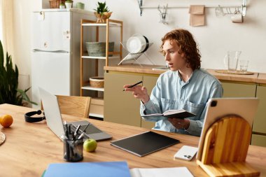 Yakışıklı genç bir adam masasında oturuyor, düşünceli bir yazı ve planlama ile meşgul..