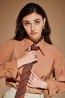 Modern bir stüdyoda şık bir genç kadın modellik yapıyor..