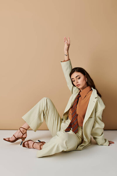 Красивая молодая женщина демонстрирует модный наряд в современной студии.