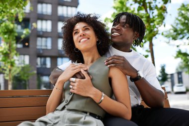 Genç bir Afrikalı Amerikalı çift, şehirde bir yaz buluşmasında neşe ve neşe paylaşıyor..