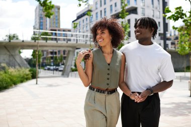 Genç bir çift el ele geziyor, yaz güneşinin tadını çıkarırken şehri keşfediyor..