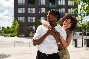 Şık bir ikili, şehir manzarasında büyüleyici bir yaz anını paylaşıyor..