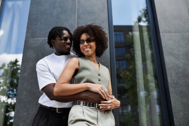 Şık giyinmiş genç bir çift şehirde keyifli bir anı paylaşıyor..