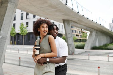 Şık, genç bir çift sıcak bir yaz gününde şehri gezerken neşeli bir anı paylaşıyor..