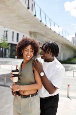 Genç bir çift, şehir ortamında birlikte neşeli bir anı paylaşıyor, derin bir bağ kuruyorlar..