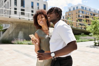 Genç bir Afrikalı Amerikalı çift, bir randevudayken şehirde neşeli bir anı paylaşıyor..
