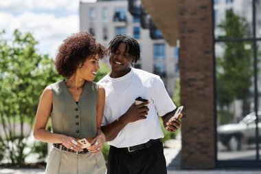 İki şık birey, kentsel çevrelerini keşfederken aynı zevki paylaşıyorlar..