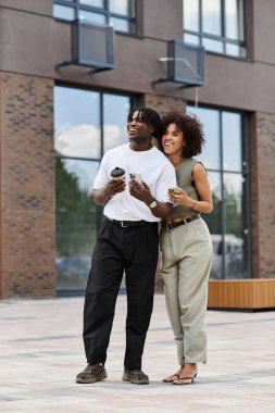 Neşeli bir çift güneşli bir günde şehri gezerken tatlı bir anı paylaşır..