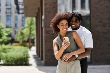 Genç bir çift şehir ortamında güzel bir yaz günü geçirir. Gülücüklerini ve sevgilerini paylaşırlar..