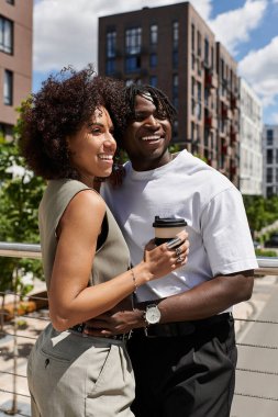 Tarz sahibi genç bir çift güler ve bir yaz günü şehri keşfederken bir anı paylaşır..