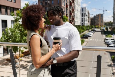 Şık genç bir çift, yaz buluşmaları sırasında şehirde neşeli bir anı paylaşıyor..
