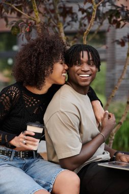 Şık genç çift uzak projelerde işbirliği yaparken aynı zamanda kentteki neşeli anları paylaşıyor..