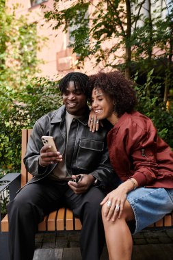 Genç ve mutlu siyahi bir çift şehirde birbirine eşlik etmekten zevk alır..