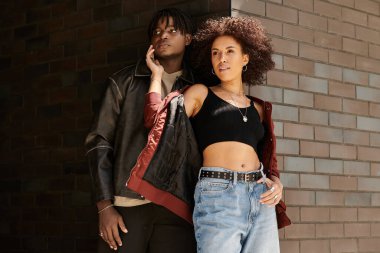 Şık, genç bir çift şehirde bir anı paylaşıyor, birbirlerine sarılıyorlar.