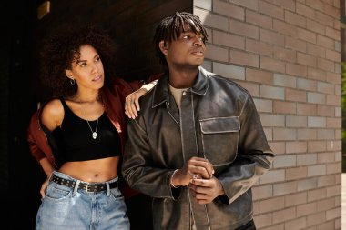 Genç Afrikalı Amerikalı çift şehirde birlikte vakit geçiriyor.