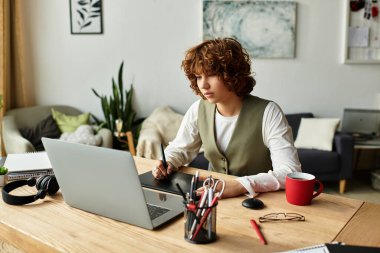 Kıvırcık saçlı genç bir kadın dizüstü bilgisayarına odaklanıyor. Parlak bir dairede uzaktan çalışmaktan zevk alıyor..