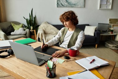Kıvırcık saçlı genç bir kadın parlak bir ev ofisinde işine odaklanmış, yaz havasının tadını çıkarıyor..