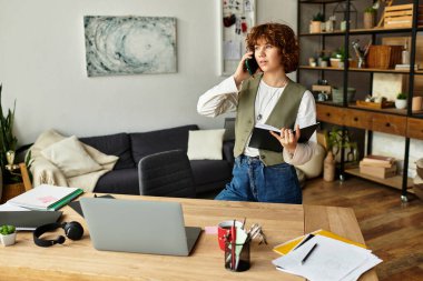 Genç bir kadın, evdeki görevlerini yerine getirirken bir aramayı dengeliyor..