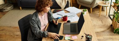 Kıvırcık saçlı genç bir kadın evdeki bağımsız işiyle ilgileniyor.