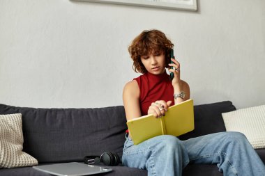 Kıvırcık saçlı kadın, bir yaz öğleden sonrasını telefonda konuşarak geçirir..