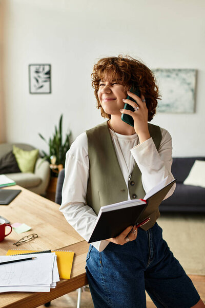 Молодая женщина с вьющимися волосами занимается отдаленной работой, улыбаясь и делая заметки..