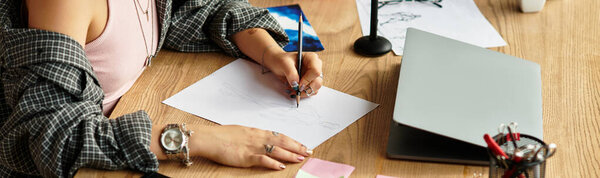 Молодая женщина занимается творческой работой из своей квартиры, баннер