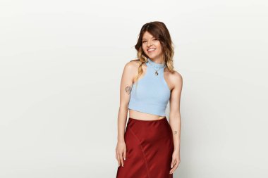 Parlak yaz ruhu, genç bir kadının gündelik kıyafetlerle poz vermesi gibi parlıyor..