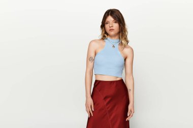 Genç ve güzel bir kadın yaz modasını özgüvenle sergiliyor, zarafetle duruyor..