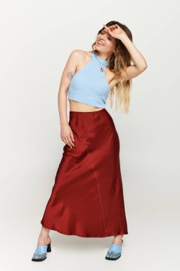 Genç ve güzel bir kadın yaz atmosferinin tadını çıkarırken şık bir şekilde poz veriyor..