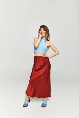 Genç ve güzel bir kadın, yaz stilini parlak bir tebessümle, zarif bir pozla somutlaştırıyor..