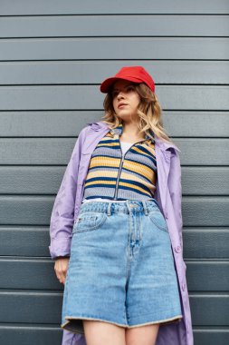 Yazın giyinmiş güzel bir kadın renkli bir arkaplanda gününün tadını çıkarıyor..